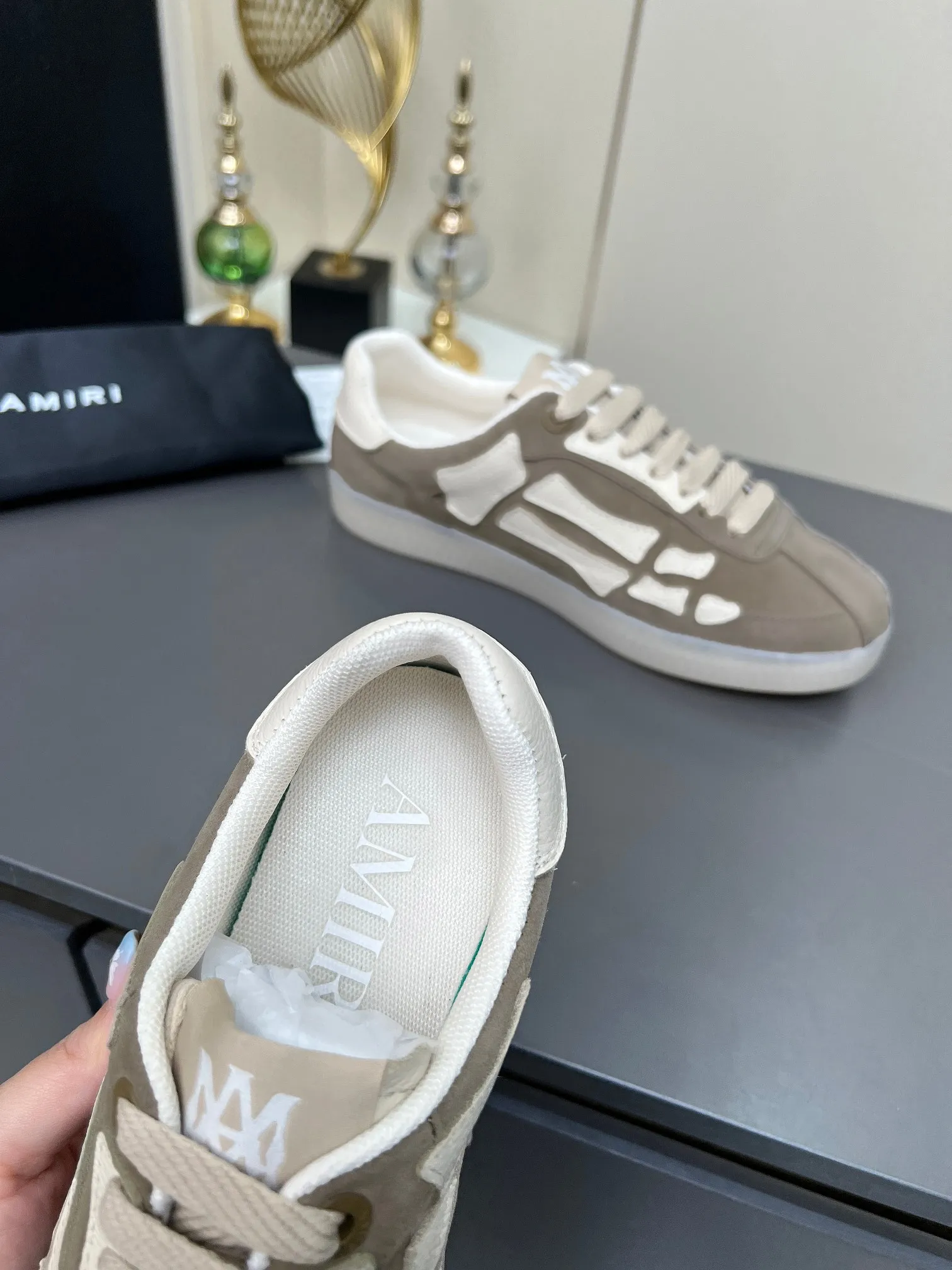 Men's Men's Shoes 💰580 Bone Shoes · AMIRI Skel-Top AMIRI 🔥 launches a new "ThePacific" series of low-top casual sports moral training shoes in the early spring of 2025. This iconic shoe covers men's and women's shoes, drawing inspiration from the brand's classic sports style and elegantly integrating West Coast style. "The Pacific" contrasting five-pointed star series is rooted in Amiri's unique California genes, showing the freedom and leisure atmosphere of the West Coast. This series launches two styles that incorporate the brand's iconic elements: the leather version is made of pure white leather with a same-color sole, and is embellished with star patterns on the side of the shoe, just like the bright starry sky of California. The black and ocean blue colors are shared by men and women, and there is also a red star model exclusive for men and a light pink star model exclusive for women. The suede model is decorated with the brand's classic bone pattern on the side of the shoe. The rubber sole and suede fabric complement each other. The color scheme covers black, chocolate and sand, and is suitable for both men and women. Made of imported cowhide and decorated with bone pieces on the sides of the upper, it is novel and unique and has a good three-dimensional effect! High-density breathable mesh lining + original molded TPU outsole 🙏 Recommended by celebrities, bloggers and internet celebrities, 🚵🏻 an indispensable item for shopping, partying and traveling. One of the most unmissable sneakers in 2025 ✦Color: 10 colors available ✦Size: Women’s size 35--40 ✦Size: Men’s size 39--45